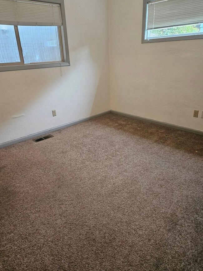 Foto del edificio - 669 Arleta Pl NE