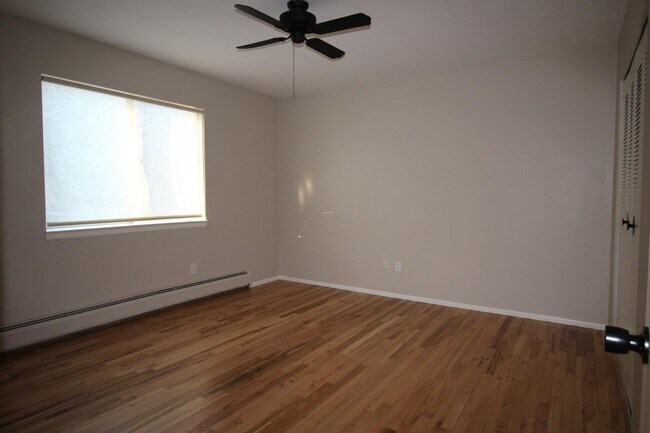 Foto del edificio - 3433 Hillside Dr