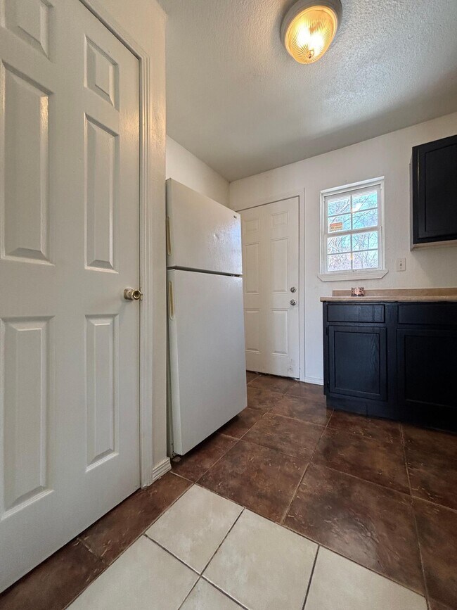 Foto del edificio - 921 N Fulbright Ave