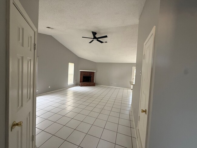 Building Photo - 104 Orange Dr