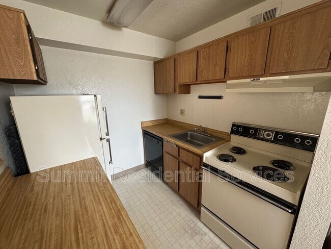 Building Photo - 3525 E 3rd St