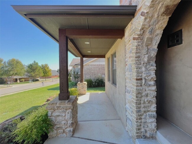 Building Photo - Custom Built Home in Town Square!!