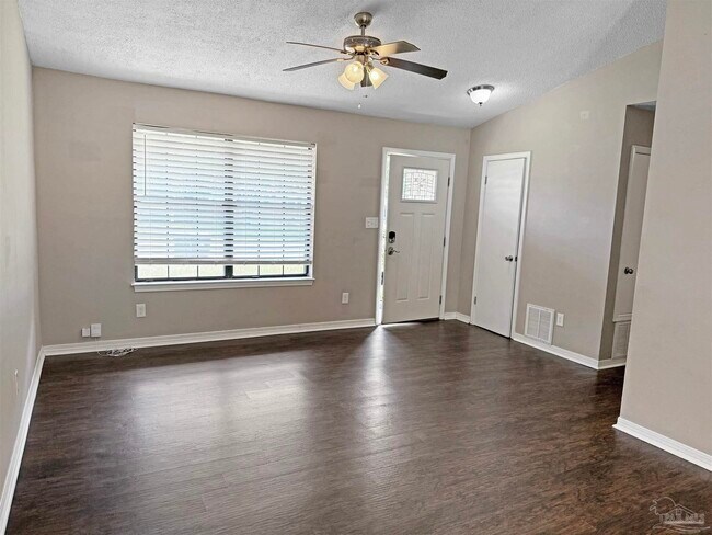 Foto del edificio - 7524 Sandy Creek Dr