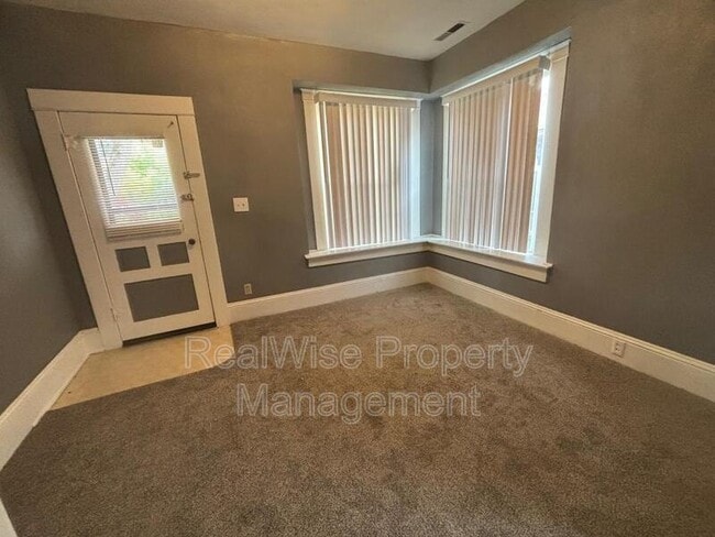 Building Photo - 212 SE Mosher Ave