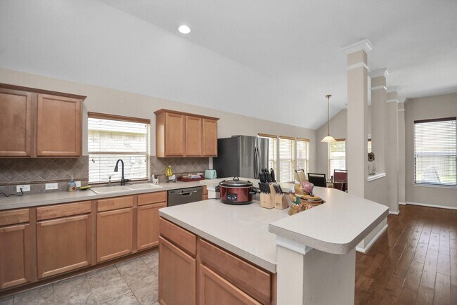 Foto del edificio - 3311 Raintree Village Dr