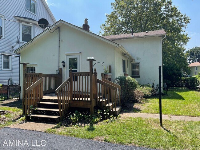 Building Photo - 5 br, 1.5 bath House - 2 Backus St
