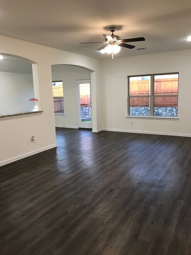 Foto del edificio - 642 E Harvey Ave