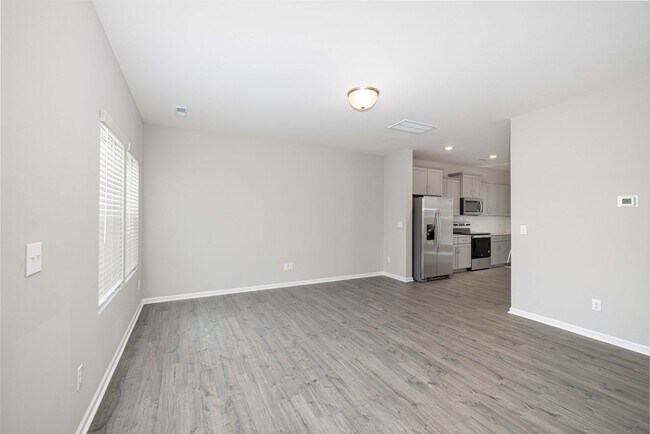 Foto del edificio - BEAUTIFUL 3BD/2.5BTH Townhome - MALLARD CREEK - AVAILABLE MAY/JUNE 2026