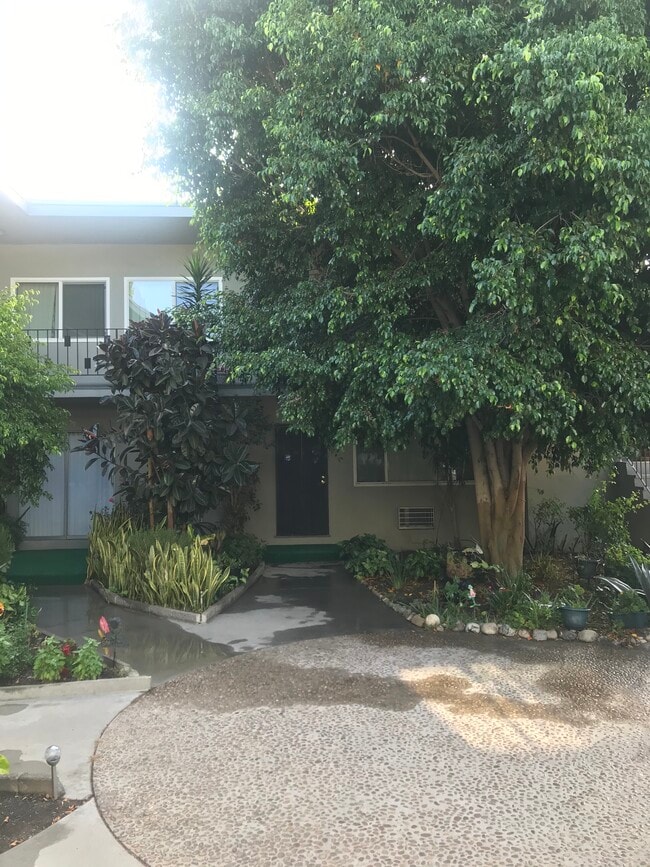Building Photo - 6620 Whitsett Ave