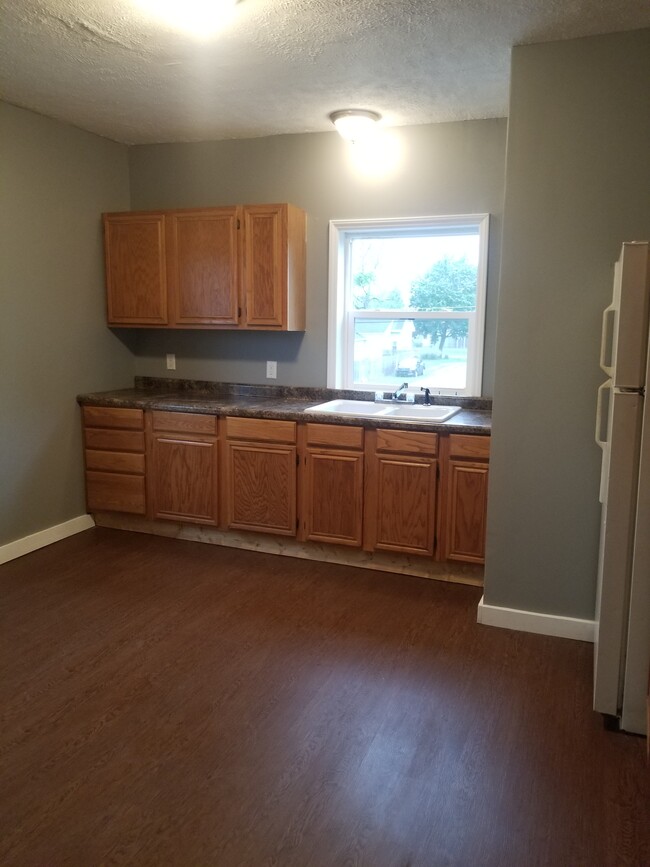 Kitchen - Counters - 1602 S J St