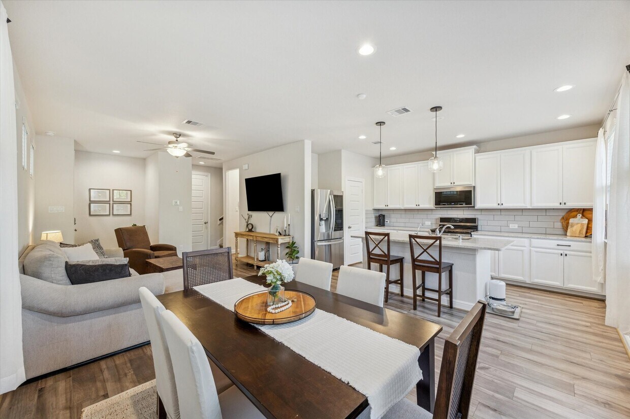 Foto principal - 9804 Rugged Oaks Dr