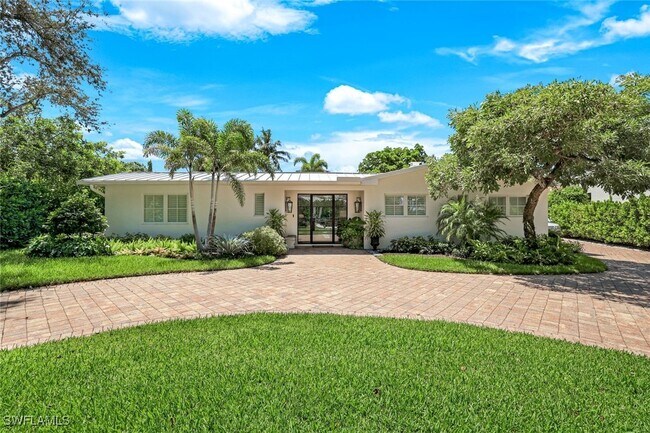 Building Photo - 642 6th Ave N