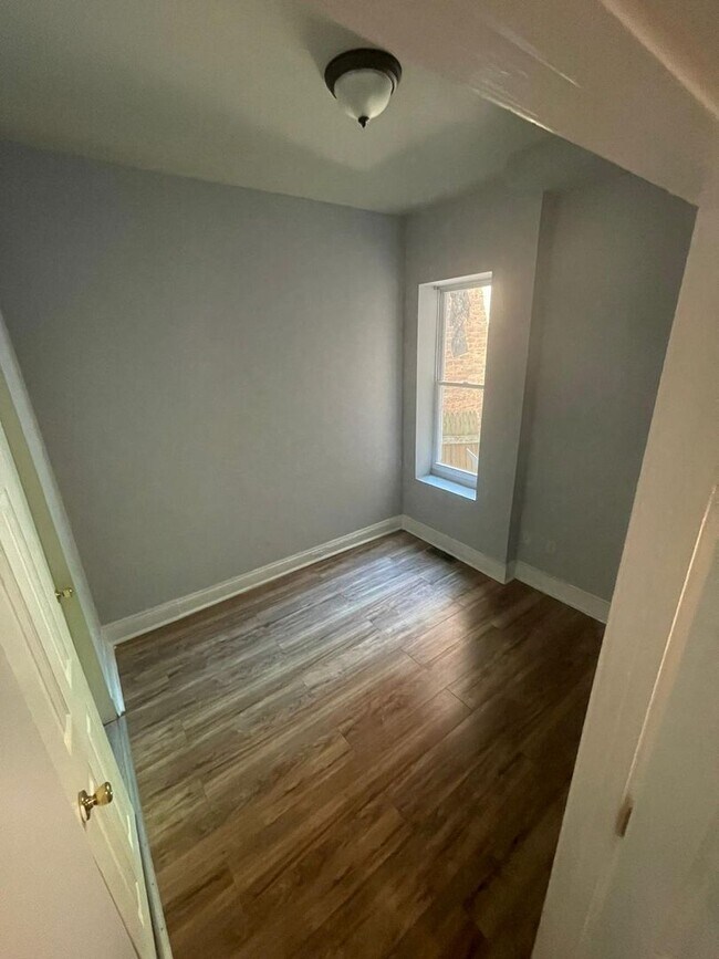 Foto del edificio - Four Bedroom One Bathroom Unit Recently Re...