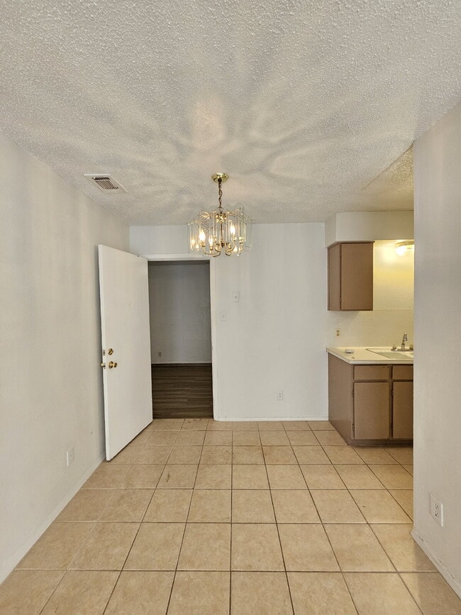 Foto del edificio - 2 bed/1 bath duplex with flex room