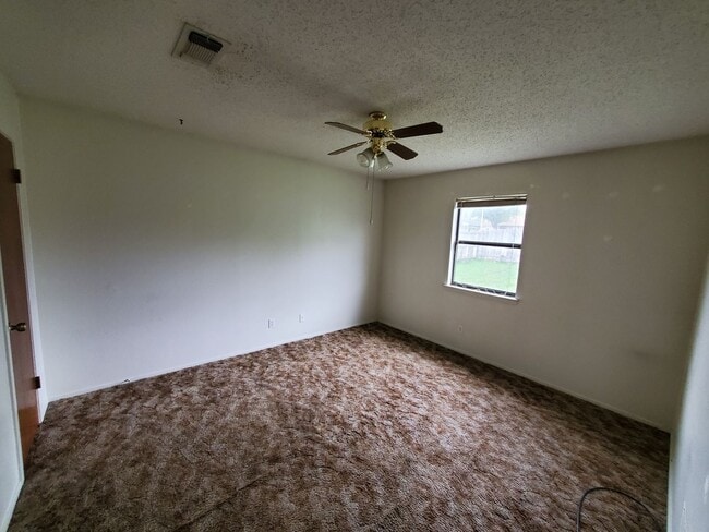 Building Photo - AFFORDABLE 3 Bedroom 1.5 bath in the PaulA...