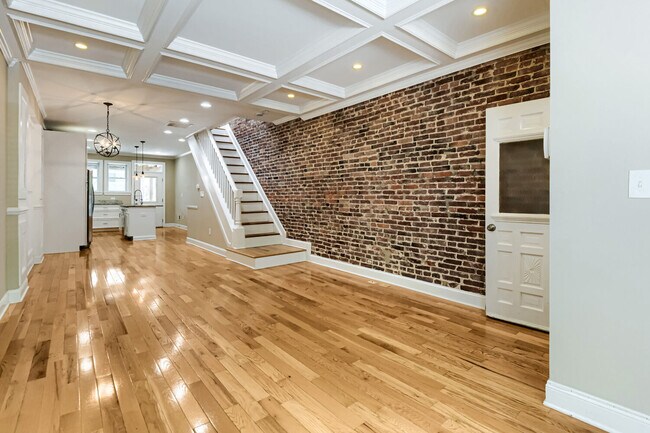 Sala de estar de planta abierta - 331 S East Ave