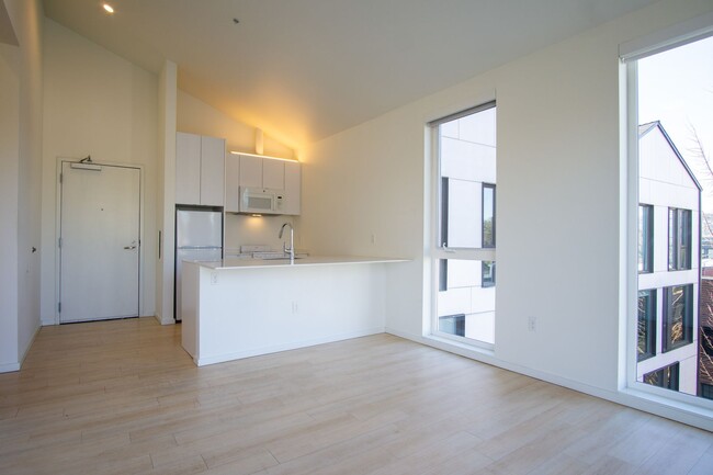 Building Photo - Chic Buckman Studio w/ Vaulted Ceilings, D...