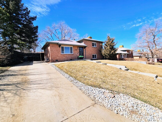 Building Photo - "Charming 3-Bedroom Denver Home with Moder...