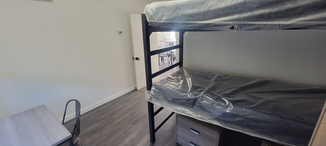 Foto del edificio - Beds Available in Newly Renovated Building...