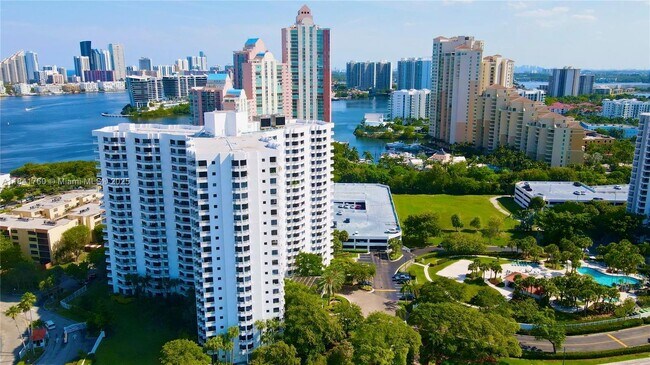 Foto del edificio - 3300 NE 192 St