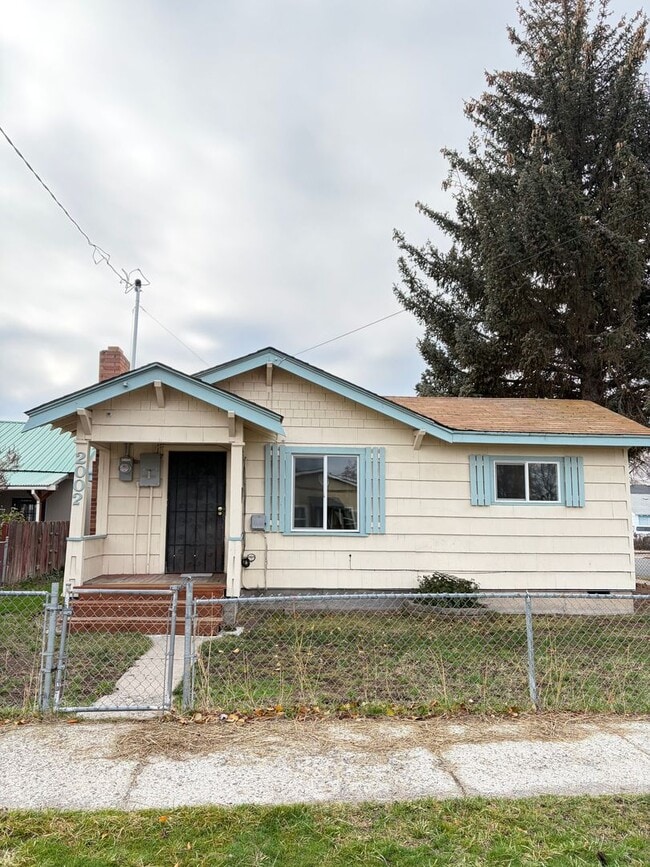 Building Photo - 7 minutes to Sky Lakes Medical Center and Oregon Tech ~Newly renovated 3 bedroom, 1 bath house wi...