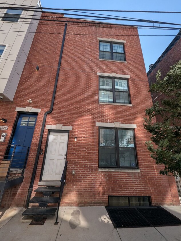 Primary Photo - Stunning Home - Ludlow