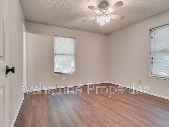 Building Photo - 712 Woodland Dr