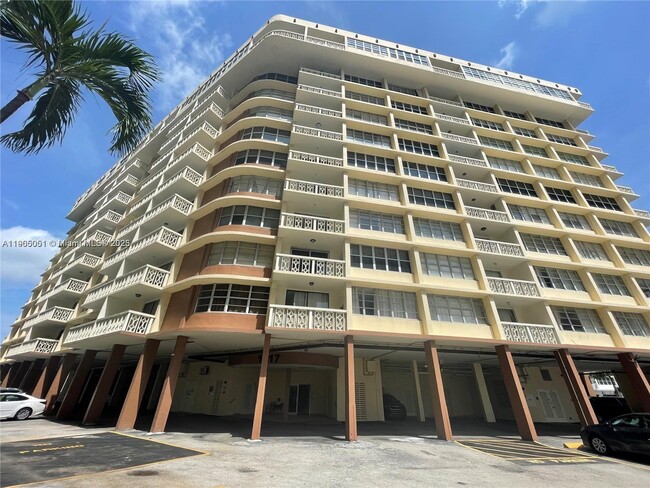 Building Photo - 1817 S Ocean Dr