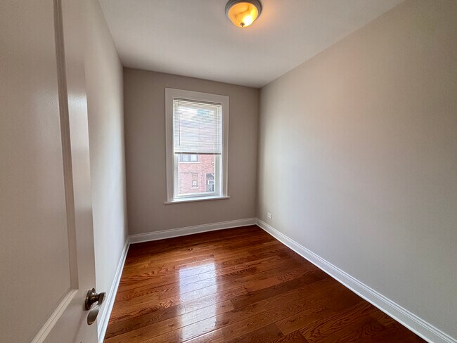 Foto del edificio - 3050 N Milwaukee Ave