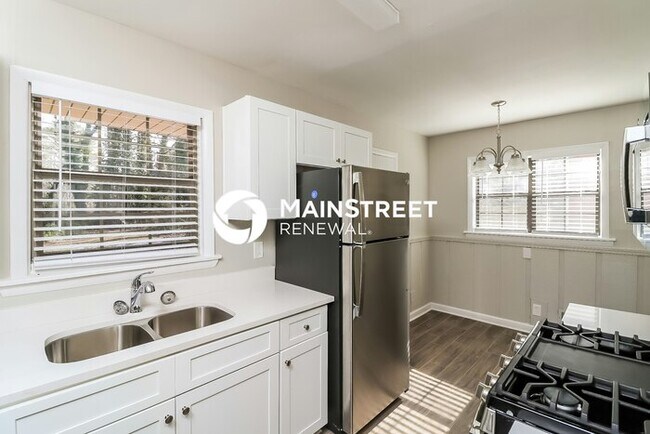 Foto del edificio - 3 Bedroom Pet-Friendly Home in East Point, GA with Main Street Renewal