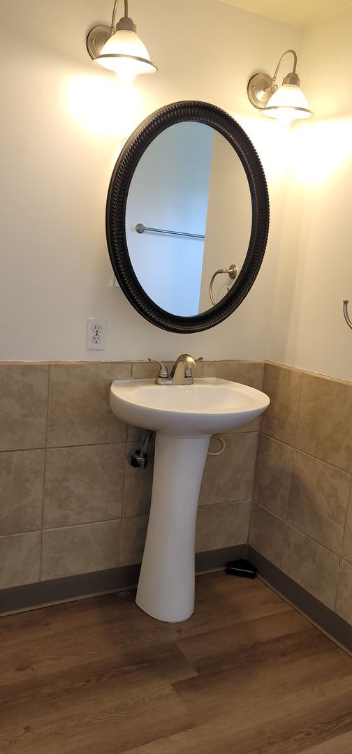 Building Photo - Available Now- Clean, Cute 1 bed,- 1 bath ...