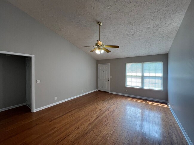 Building Photo - Cute 3 BR 2 Bath Home located minutes from MTSU, dining and shopping
