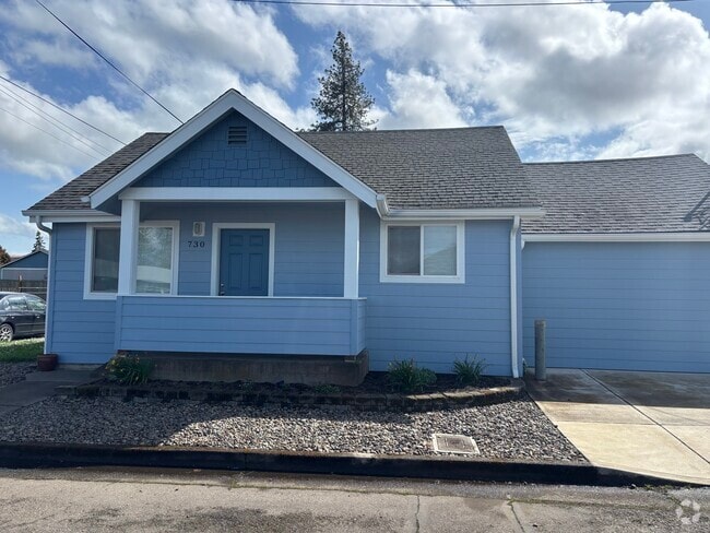 Foto principal - 730 12th Ave SE