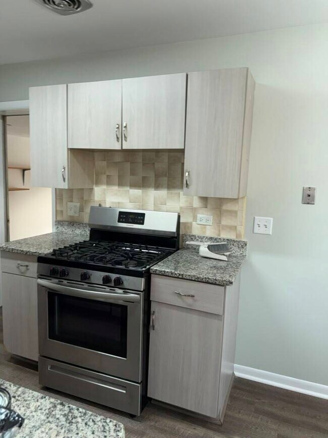 Building Photo - 302 Creekside Dr