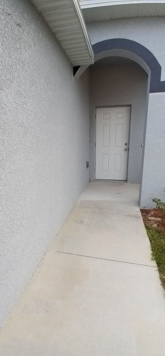 Building Photo - Available now: Newer Construction 3BD / 2B...