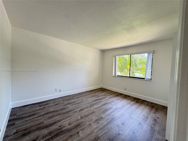 Foto del edificio - 16215 Saddle Club Rd
