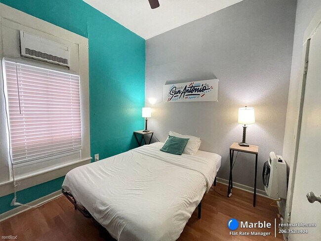 Building Photo - 2 br, 1 bath Townhome - 2109 Iowa St B