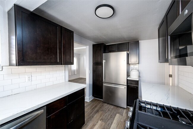 Foto del edificio - Awesome 2 Bed 1 Bath Remodeled House with Gated Front Yard