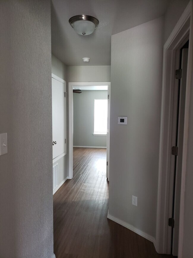 Foto del edificio - 2 Bed 2 Bath Duplex In Alma - *Coming Mid February*