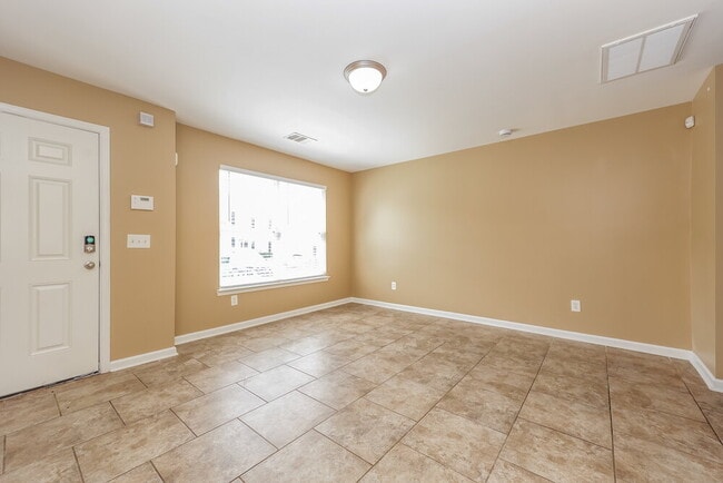 Foto del edificio - 8037 Logan Dr