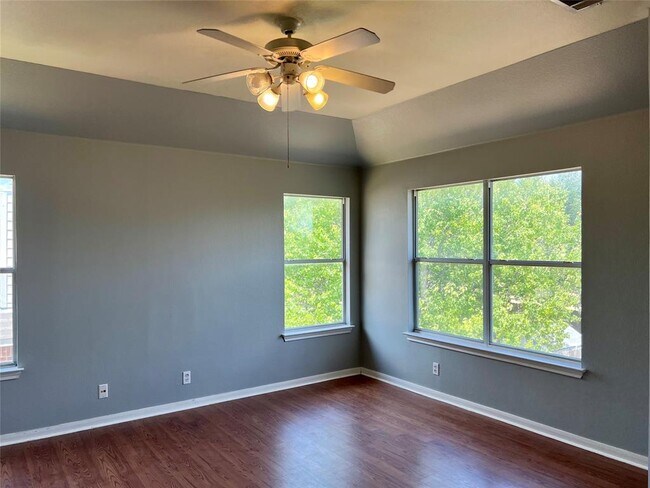 Building Photo - 312 Ranier Ln