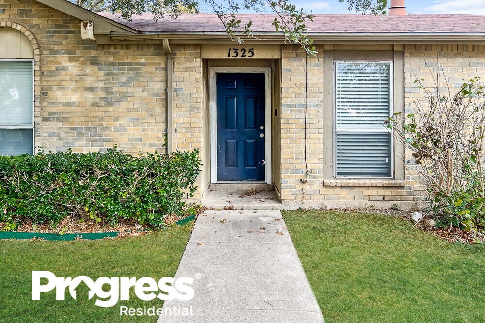 Foto principal - 1325 Oakbluff Dr
