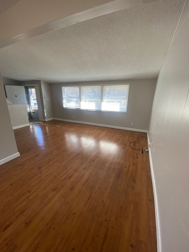 Foto del edificio - 3 Bedroom House - Southwest Topeka!