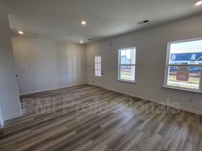 Building Photo - 761 Coburg St