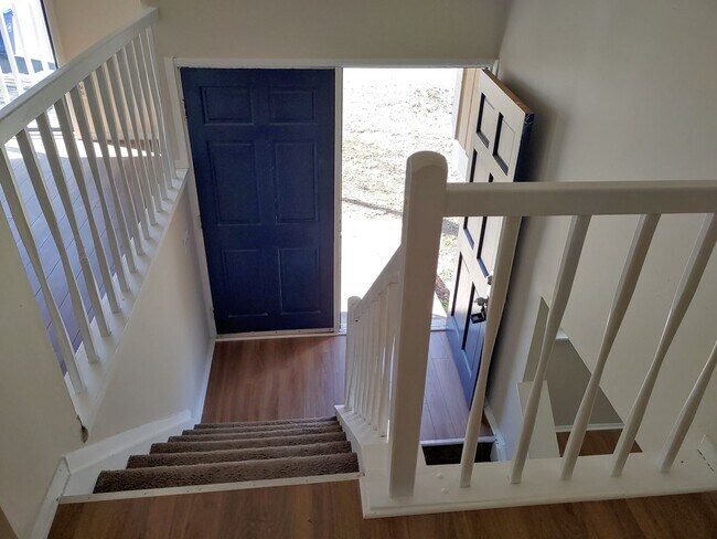 Building Photo - Gorgeous, Huge 4 bed/ 2.5 bath home will m...