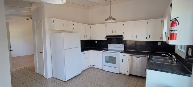 Big Open Kitchen - angle 1 - 6505 Hawthorne Ln