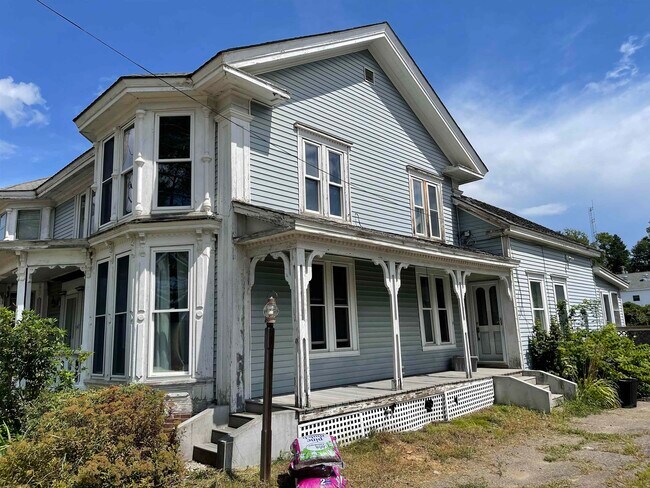 Building Photo - 147 Main St