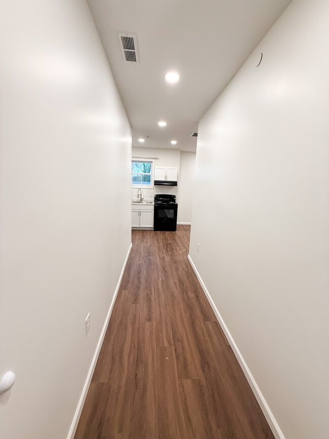 Building Photo - Daly Gardens #43