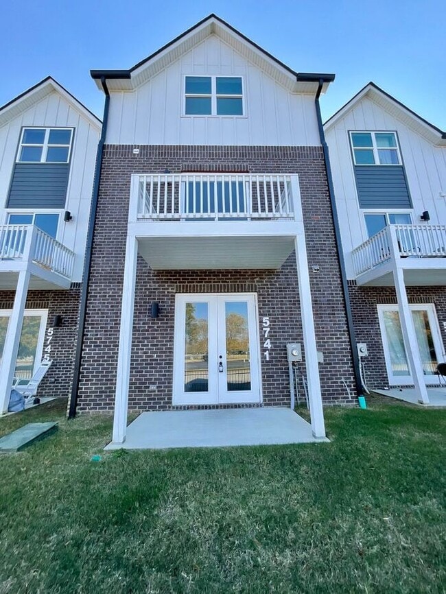 Foto del edificio - 5741 Sofias Cir