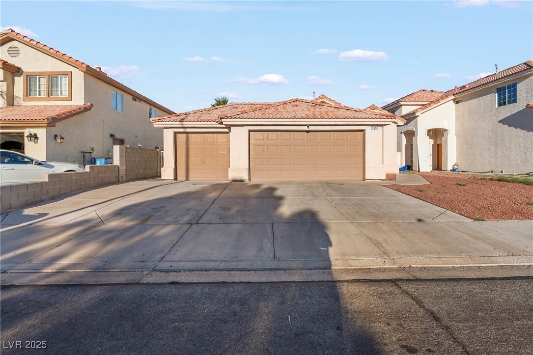 Foto principal - 5616 Royal Castle Ln
